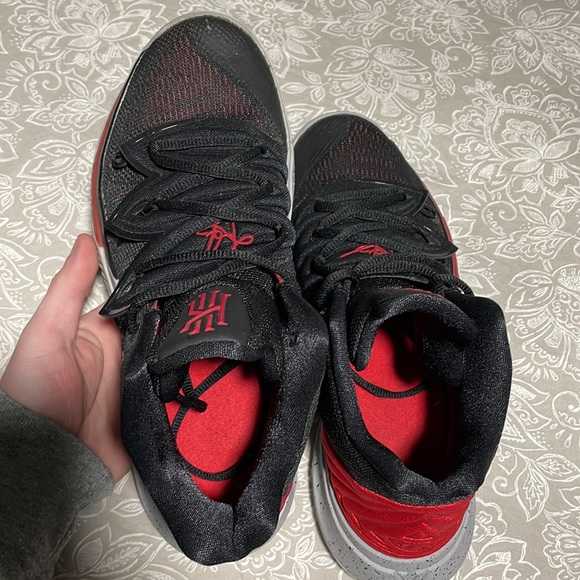 Kyrie 5 bred - Picture 3 of 6